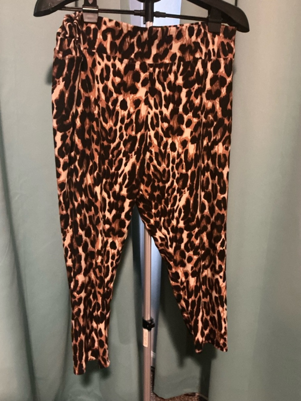 NWOT Women’s plus Sz 2X-3X Leopard Print Stretch Capri Pants - Brown & Black